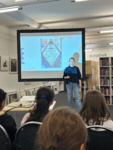 Mehr über den Artikel erfahren Autorenlesung in der Stadtbücherei